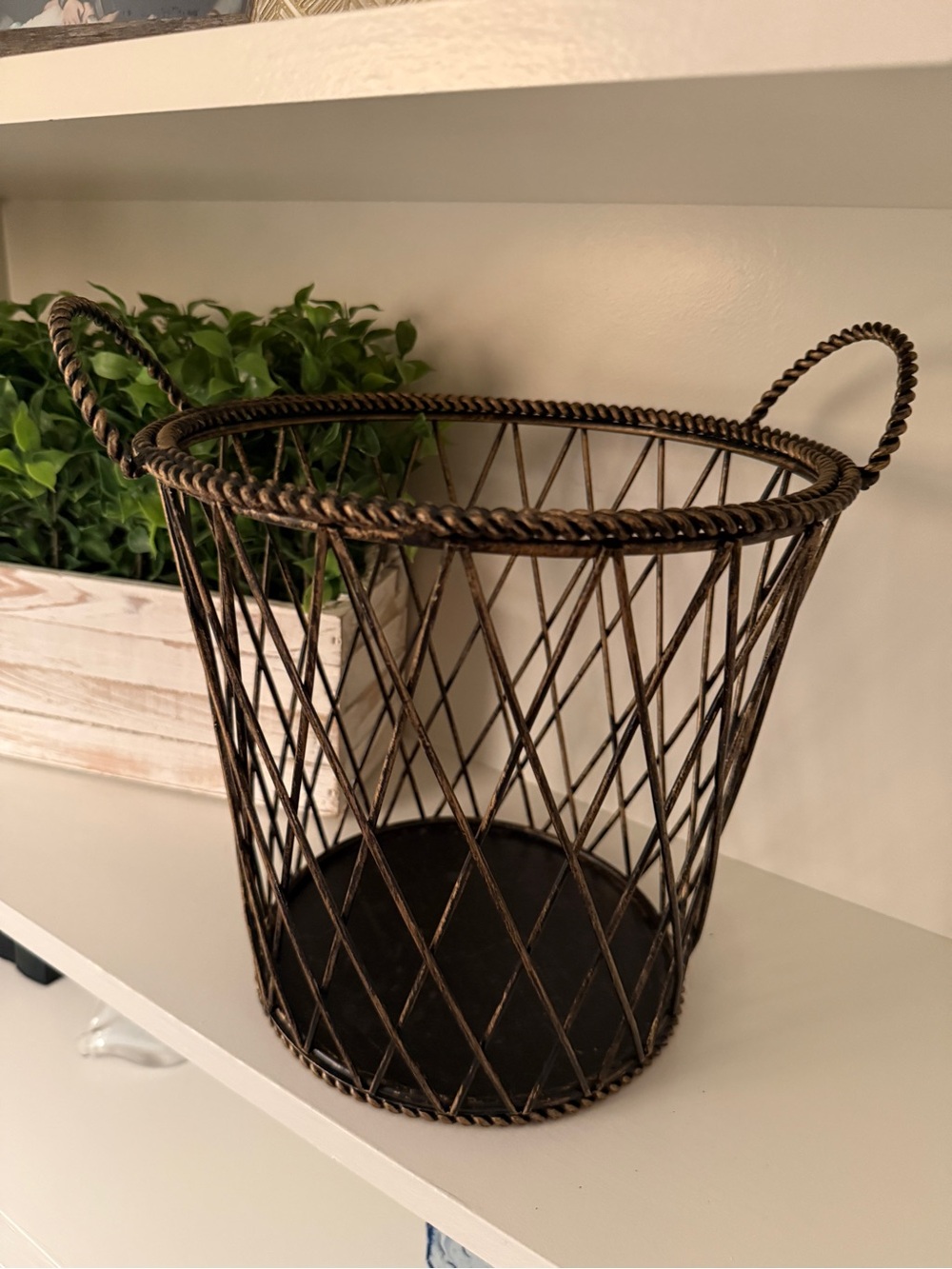 Diamond Pattern Round Open-weave Wire Metal Basket  w/Antique Bronze Finish